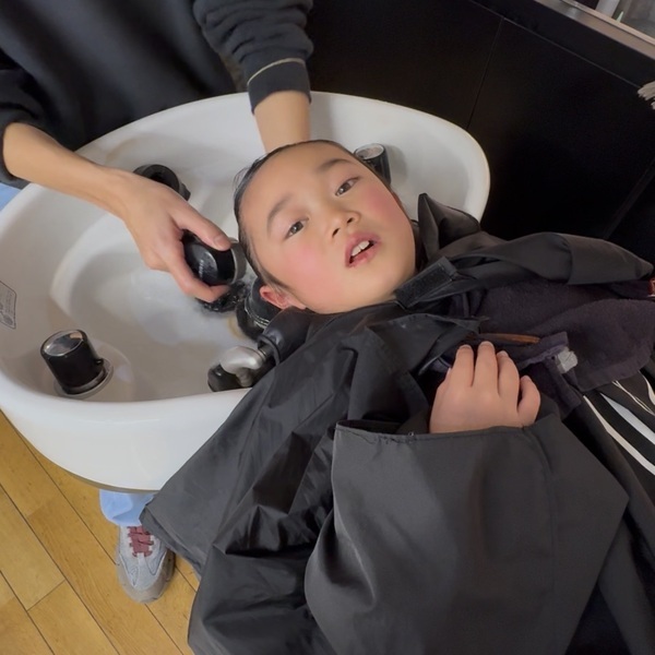 小学生の娘がヘアカラーしたい！ と言い出したら、どうする？実際にやってみた話 | HugMug