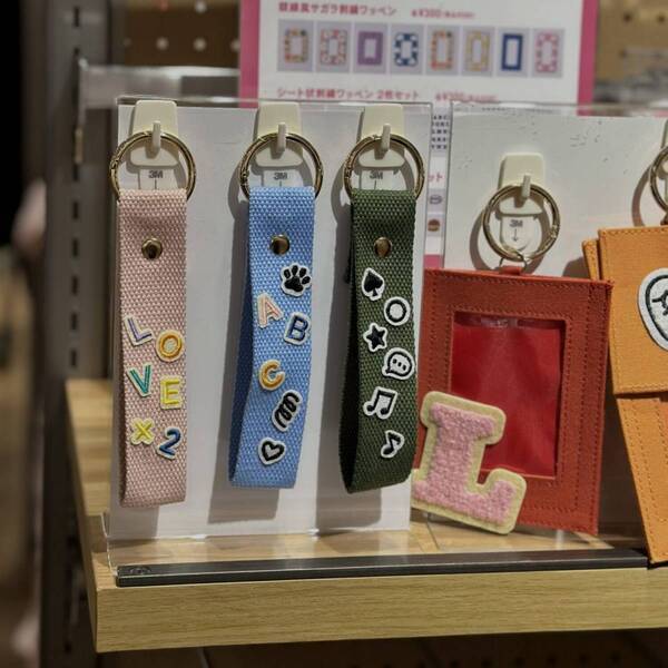 シールで簡単！「3coins」＆「ダイソー」でオリジナルネームタグをつくろう！ | HugMug