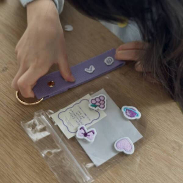 シールで簡単！「3coins」＆「ダイソー」でオリジナルネームタグをつくろう！ | HugMug