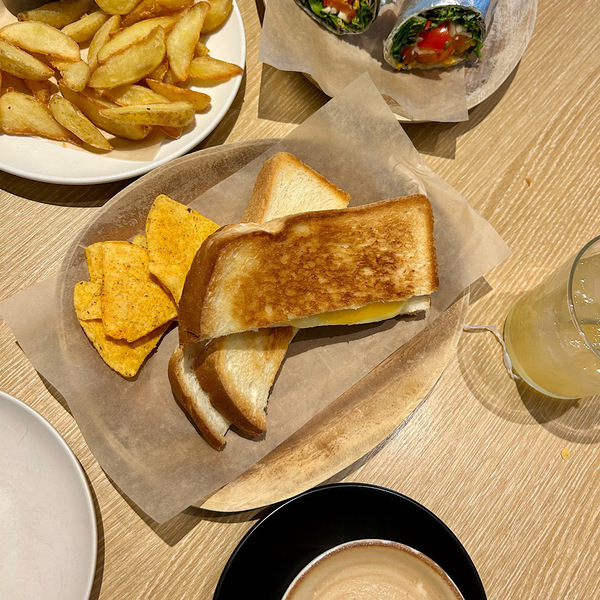 【神戸】屋外図書館&amp;カフェなど充実！子連れのおでかけは「東遊園地」がおすすめ | HugMug