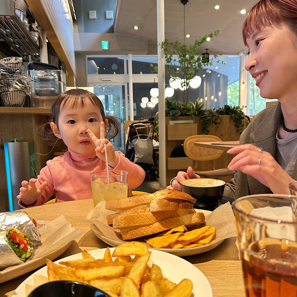 【神戸】屋外図書館&amp;カフェなど充実！子連れのおでかけは「東遊園地」がおすすめ | HugMug