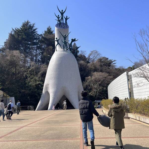 休館前に行っておきたい！【川崎】岡本太郎美術館が子連れに最高！座れる作品・顔ハメなど充実 | HugMug