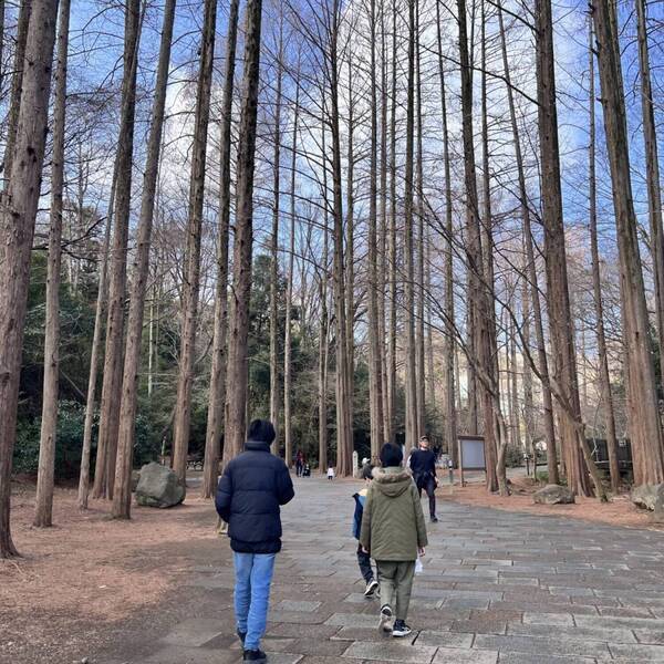 休館前に行っておきたい！【川崎】岡本太郎美術館が子連れに最高！座れる作品・顔ハメなど充実 | HugMug