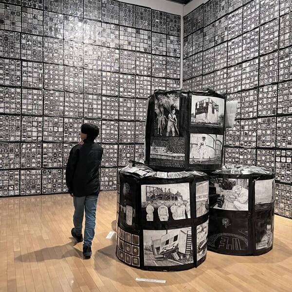 休館前に行っておきたい！【川崎】岡本太郎美術館が子連れに最高！座れる作品・顔ハメなど充実 | HugMug