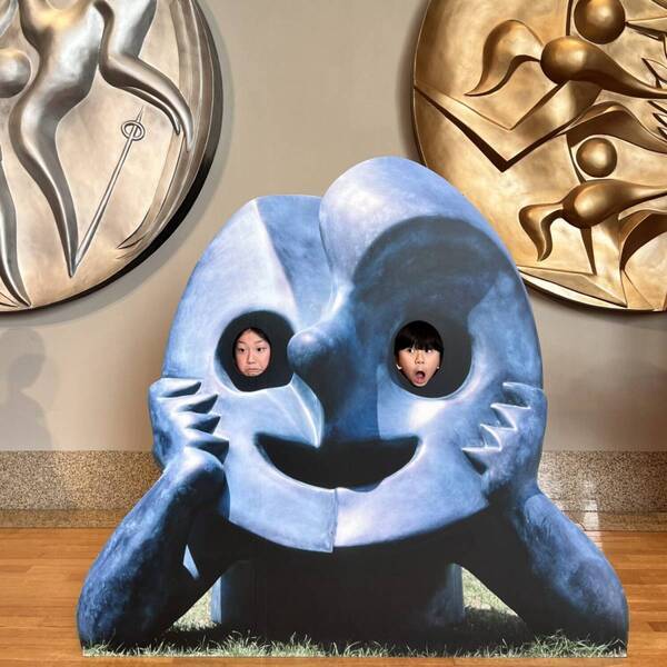 休館前に行っておきたい！【川崎】岡本太郎美術館が子連れに最高！座れる作品・顔ハメなど充実 | HugMug