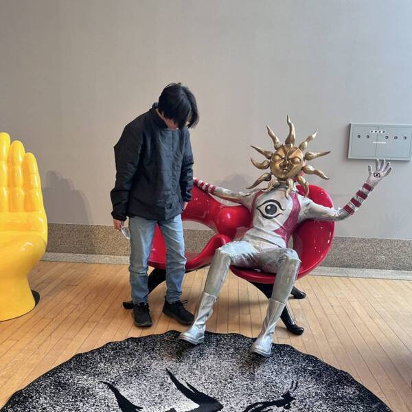 休館前に行っておきたい！【川崎】岡本太郎美術館が子連れに最高！座れる作品・顔ハメなど充実 | HugMug