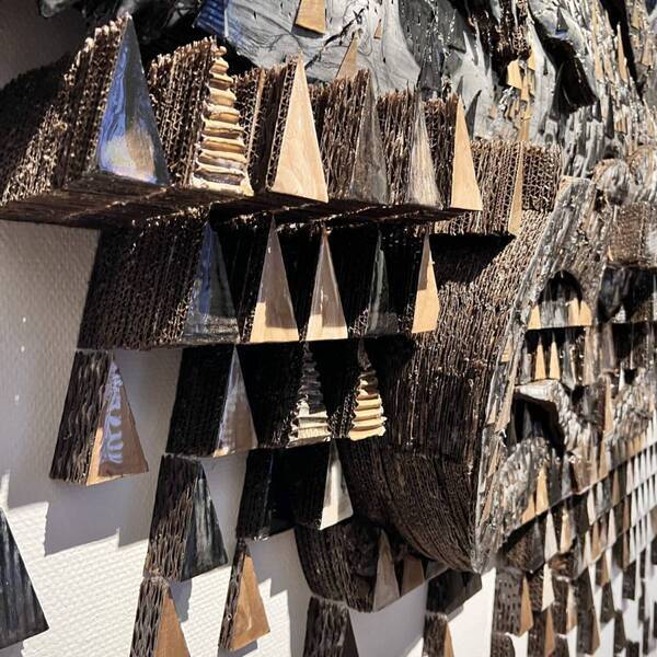 休館前に行っておきたい！【川崎】岡本太郎美術館が子連れに最高！座れる作品・顔ハメなど充実 | HugMug