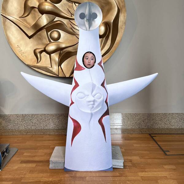 休館前に行っておきたい！【川崎】岡本太郎美術館が子連れに最高！座れる作品・顔ハメなど充実 | HugMug