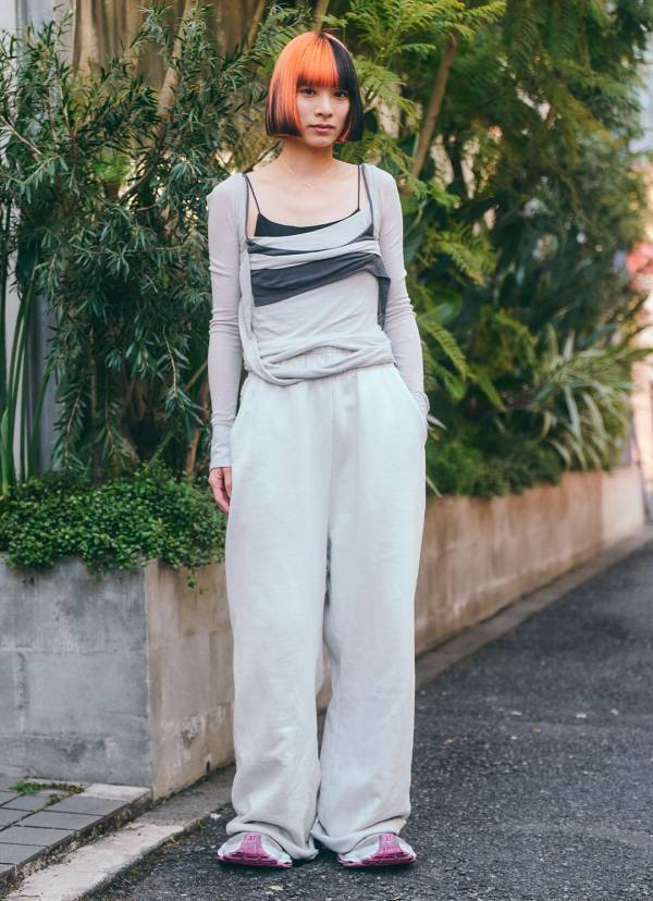 春はシアートップスのレイヤードが旬！シンプルアイテムを洗練見えに昇華するエッジを効かせたコーデ | HugMug