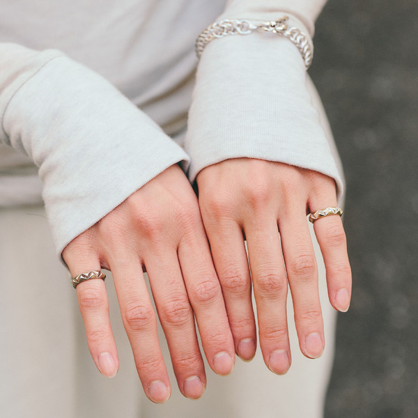 春はシアートップスのレイヤードが旬！シンプルアイテムを洗練見えに昇華するエッジを効かせたコーデ | HugMug