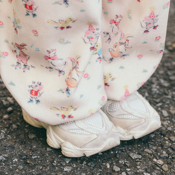 春はシアートップスのレイヤードが旬！シンプルアイテムを洗練見えに昇華するエッジを効かせたコーデ | HugMug