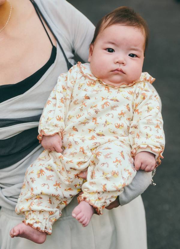 春はシアートップスのレイヤードが旬！シンプルアイテムを洗練見えに昇華するエッジを効かせたコーデ | HugMug