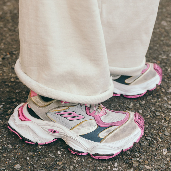 春はシアートップスのレイヤードが旬！シンプルアイテムを洗練見えに昇華するエッジを効かせたコーデ | HugMug