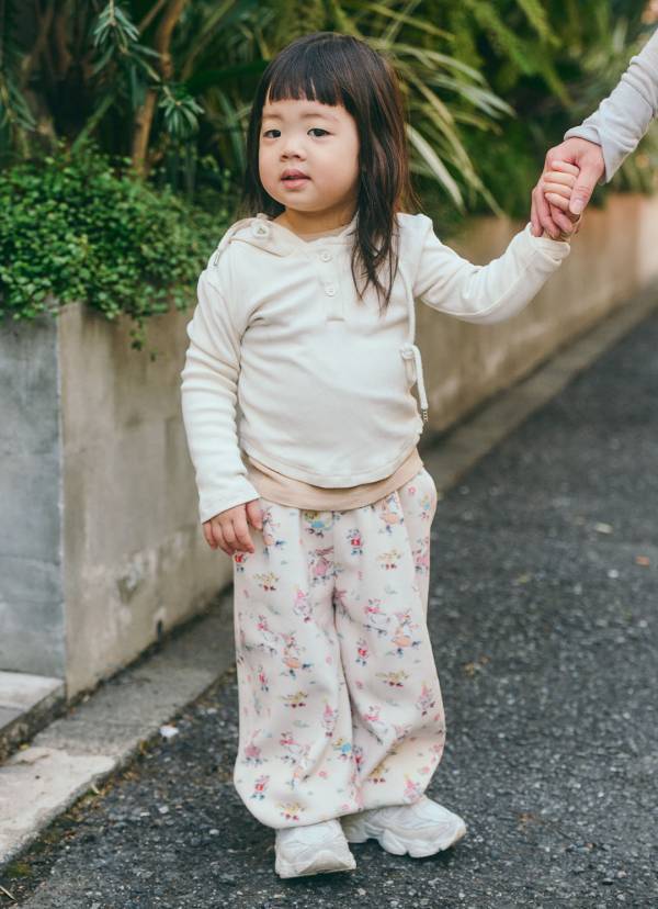 春はシアートップスのレイヤードが旬！シンプルアイテムを洗練見えに昇華するエッジを効かせたコーデ | HugMug