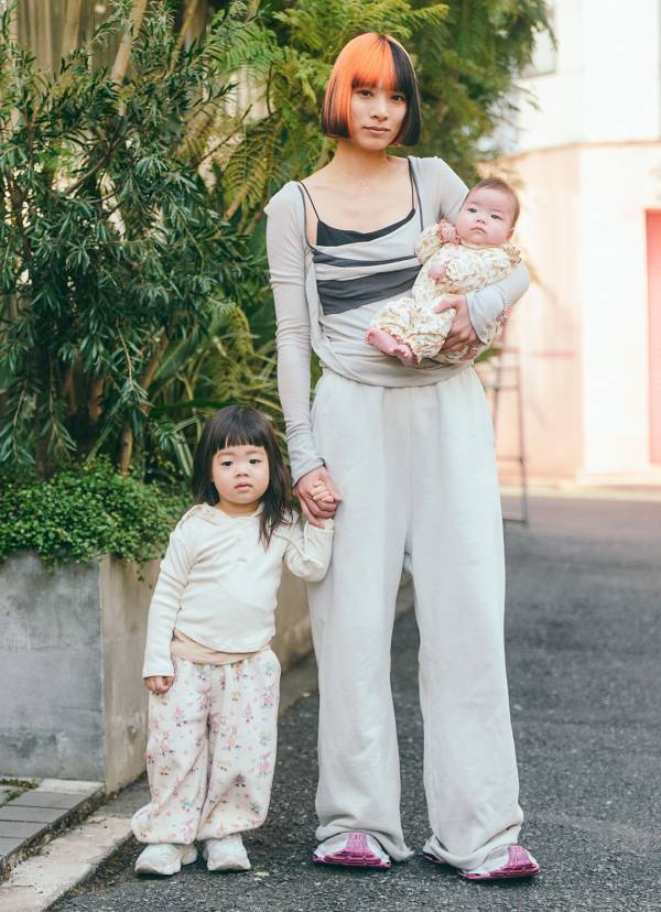 春はシアートップスのレイヤードが旬！シンプルアイテムを洗練見えに昇華するエッジを効かせたコーデ | HugMug