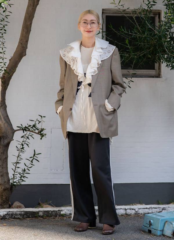 この春トライしたい「スポーティ×フェミニン」スタイル！トラックパンツを使ったコーデ術 | HugMug