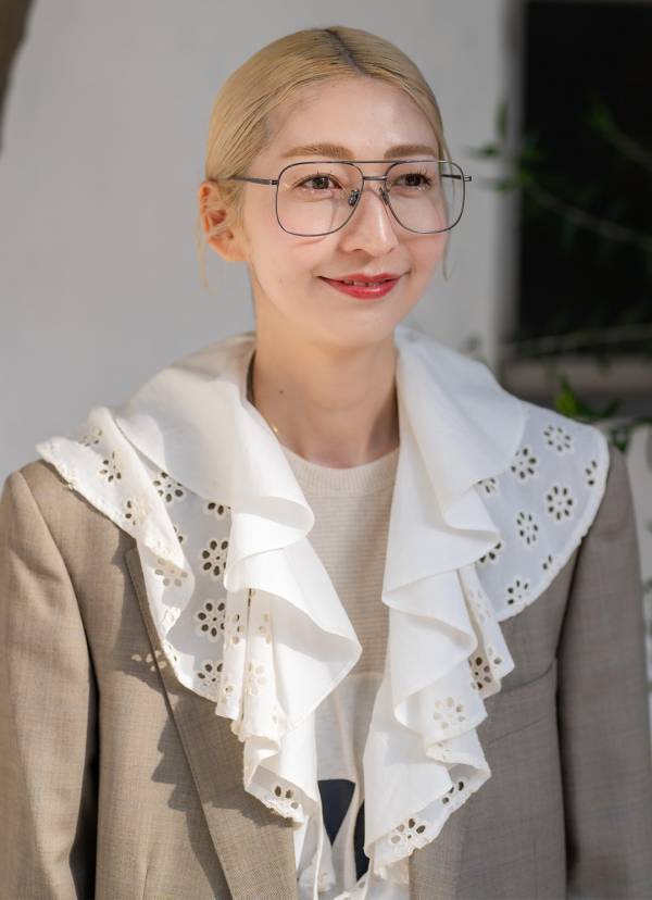 この春トライしたい「スポーティ×フェミニン」スタイル！トラックパンツを使ったコーデ術 | HugMug