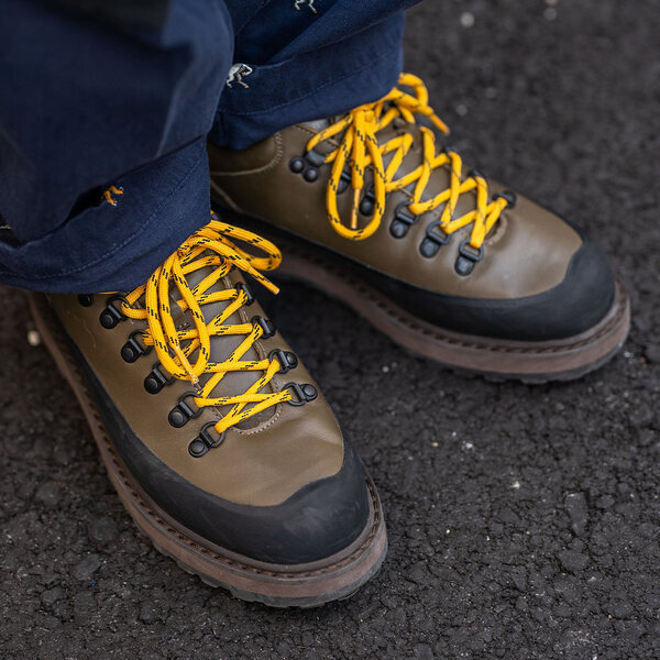 アウトドアブランドをおしゃれに着こなすコーデ術！合わせアイテムと小物使いは必見 | HugMug