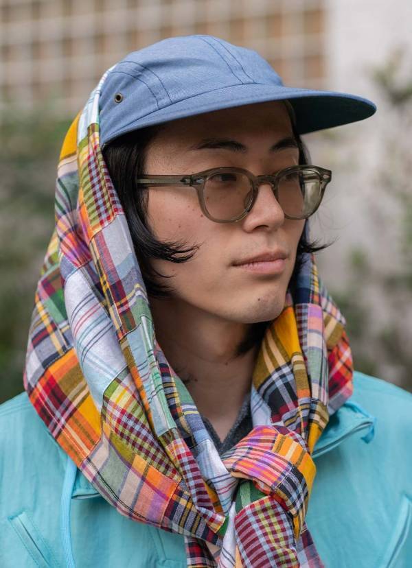 アウトドアブランドをおしゃれに着こなすコーデ術！合わせアイテムと小物使いは必見 | HugMug