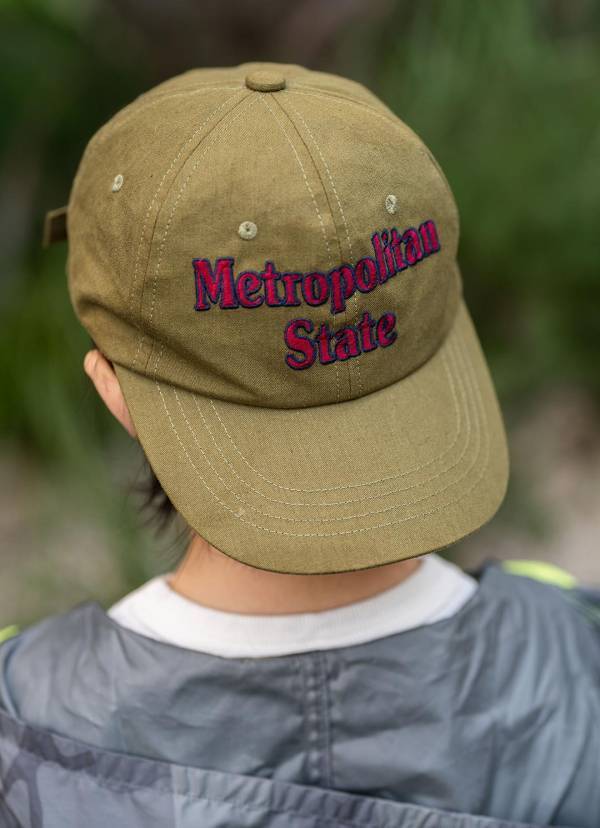 アウトドアブランドをおしゃれに着こなすコーデ術！合わせアイテムと小物使いは必見 | HugMug