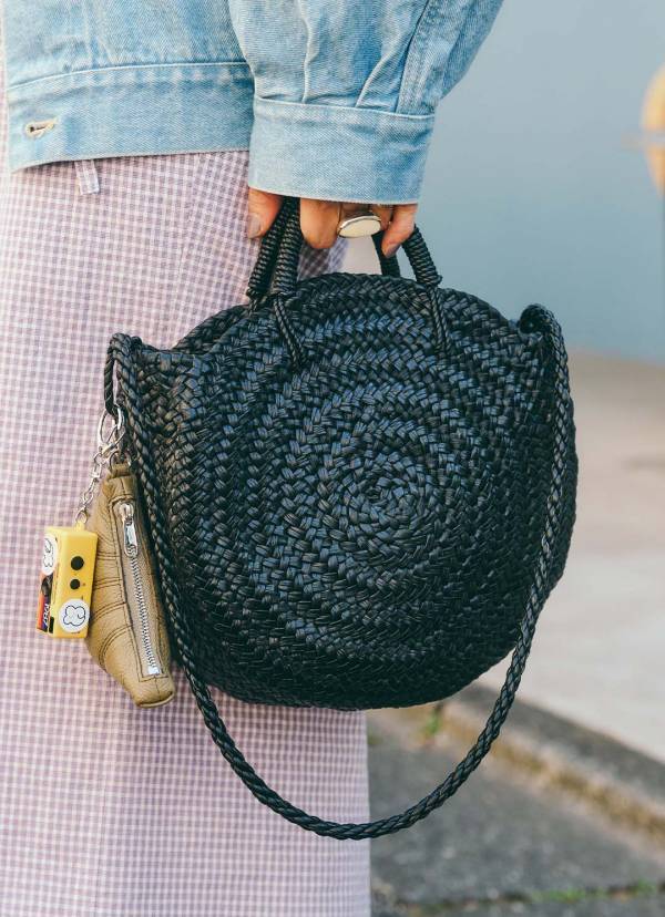 デニム×春色が可愛い！スパイシーな小物使いでグッとしめるコーデ術は必見 | HugMug