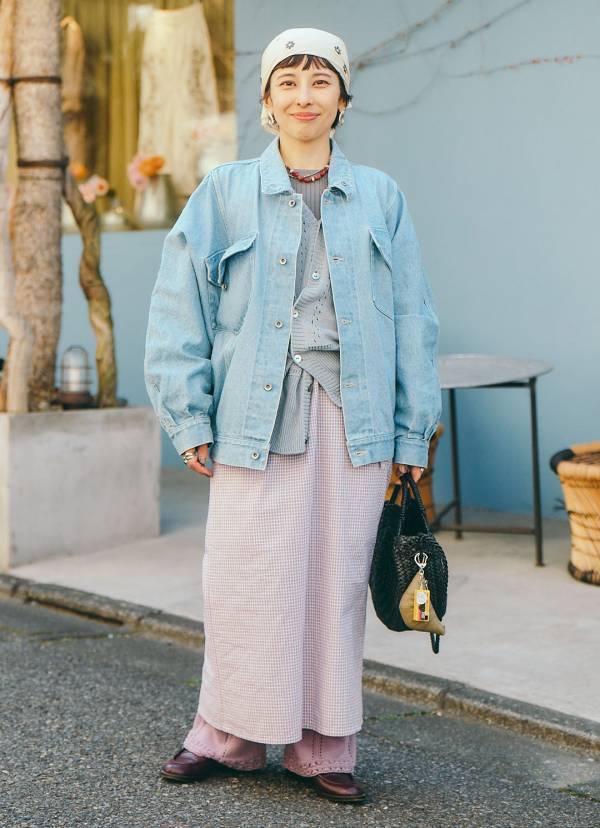 デニム×春色が可愛い！スパイシーな小物使いでグッとしめるコーデ術は必見 | HugMug