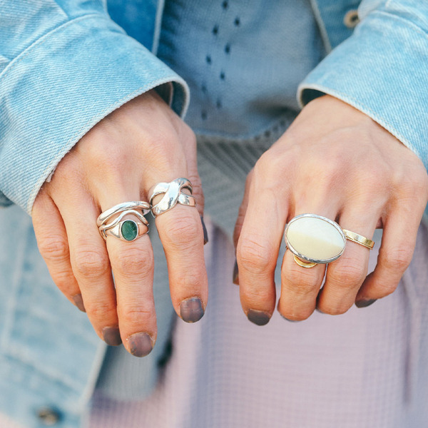 デニム×春色が可愛い！スパイシーな小物使いでグッとしめるコーデ術は必見 | HugMug