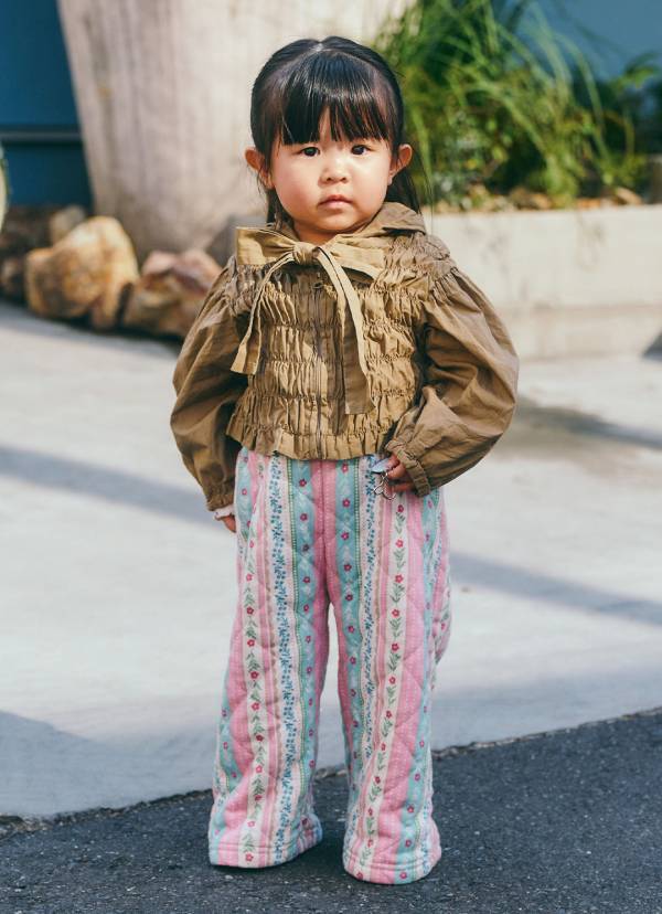 おしゃれ過ぎるファミリー見つけた！ヴィンテージテイストに差し色が効いてる上級コーデ | HugMug