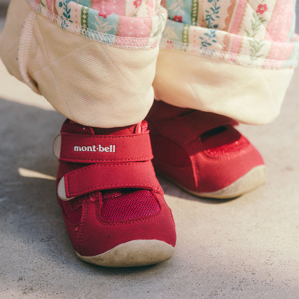 おしゃれ過ぎるファミリー見つけた！ヴィンテージテイストに差し色が効いてる上級コーデ | HugMug