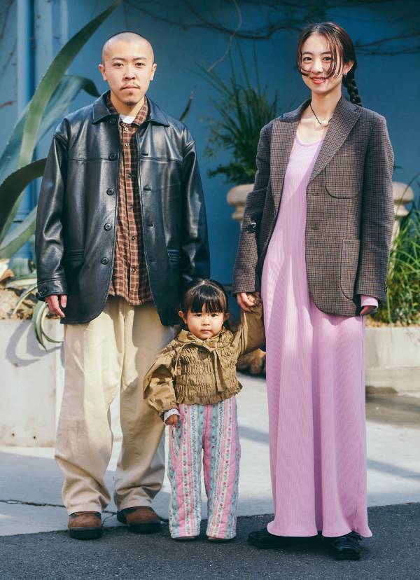 おしゃれ過ぎるファミリー見つけた！ヴィンテージテイストに差し色が効いてる上級コーデ | HugMug