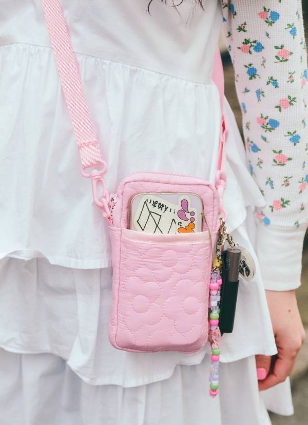 春はピンクが着たい！デニムとの合わせで甘くなり過ぎない大人コーデの完成 | HugMug