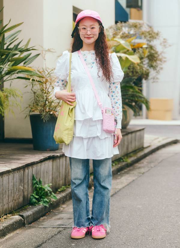 春はピンクが着たい！デニムとの合わせで甘くなり過ぎない大人コーデの完成 | HugMug