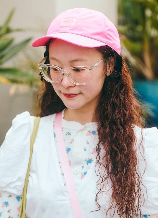 春はピンクが着たい！デニムとの合わせで甘くなり過ぎない大人コーデの完成 | HugMug