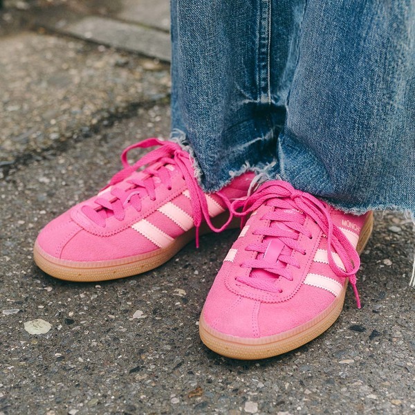 春はピンクが着たい！デニムとの合わせで甘くなり過ぎない大人コーデの完成 | HugMug