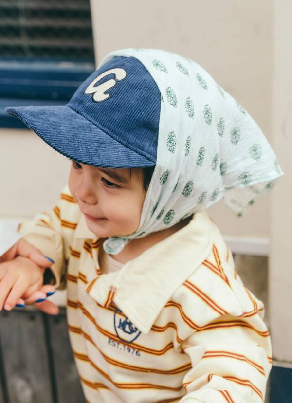 『ユニクロ』シャツで叶うパパの垢抜けコーデ術！ペイズリー柄のバンダナが今きてます | HugMug