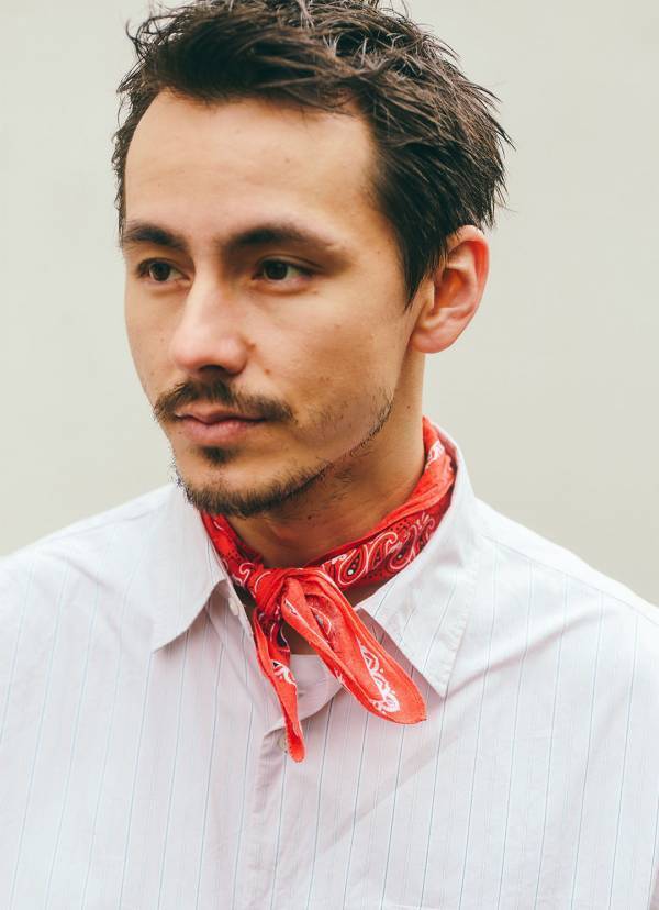 『ユニクロ』シャツで叶うパパの垢抜けコーデ術！ペイズリー柄のバンダナが今きてます | HugMug