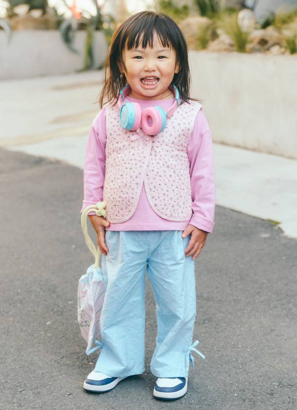 「スウェットパンツ」はネイビーを選んで！ ラクちんおしゃれが叶う春コーデ  | HugMug