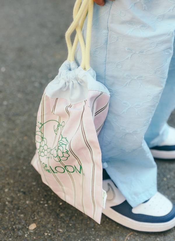 「スウェットパンツ」はネイビーを選んで！ ラクちんおしゃれが叶う春コーデ  | HugMug