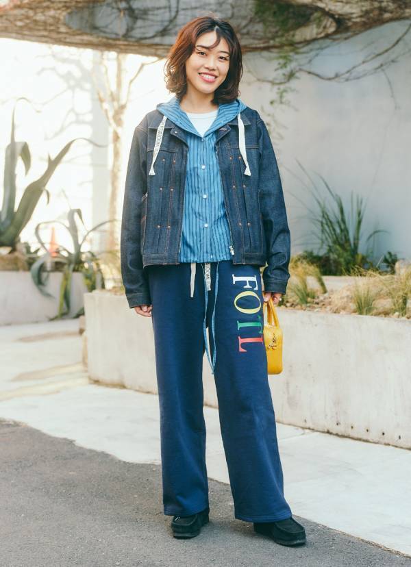 「スウェットパンツ」はネイビーを選んで！ ラクちんおしゃれが叶う春コーデ  | HugMug