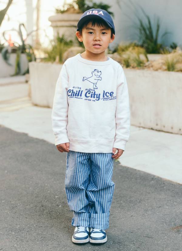 「スウェットパンツ」はネイビーを選んで！ ラクちんおしゃれが叶う春コーデ  | HugMug