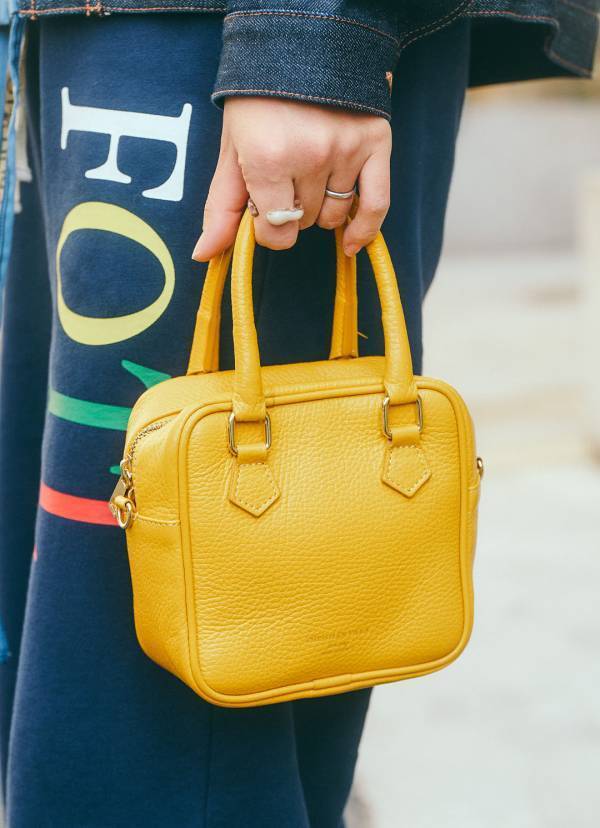 「スウェットパンツ」はネイビーを選んで！ ラクちんおしゃれが叶う春コーデ  | HugMug