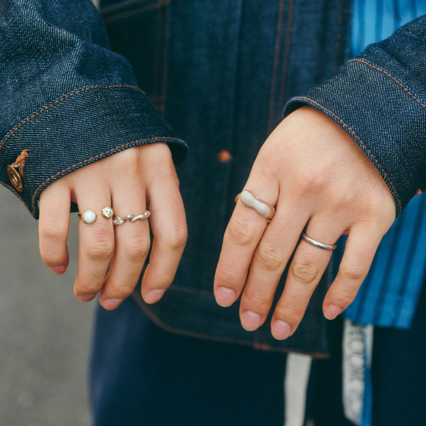 「スウェットパンツ」はネイビーを選んで！ ラクちんおしゃれが叶う春コーデ  | HugMug