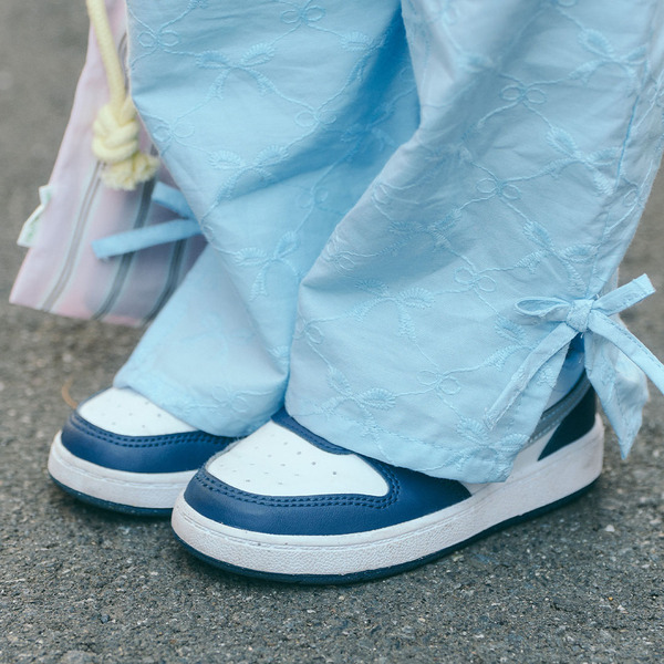 「スウェットパンツ」はネイビーを選んで！ ラクちんおしゃれが叶う春コーデ  | HugMug