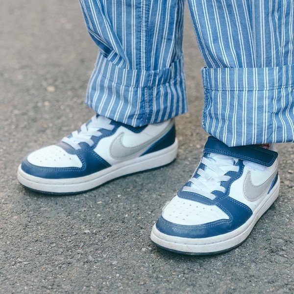 「スウェットパンツ」はネイビーを選んで！ ラクちんおしゃれが叶う春コーデ  | HugMug