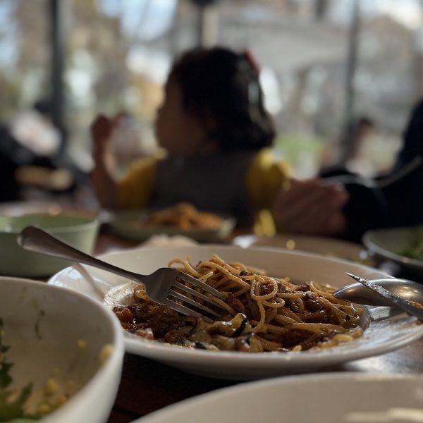 【子連れランチ】駒沢オリンピック公園「Mr.FARMER」が最高！ テラス席でのびのびごはん | HugMug