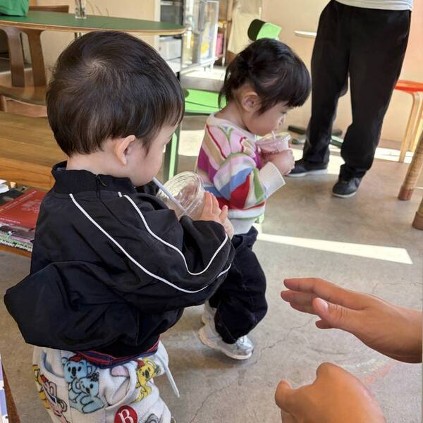 オーガニック×子連れに嬉しいカフェ発見！「COSMOS JUICE TOMIGAYA」のキッズスムージーが栄養満点！ | HugMug