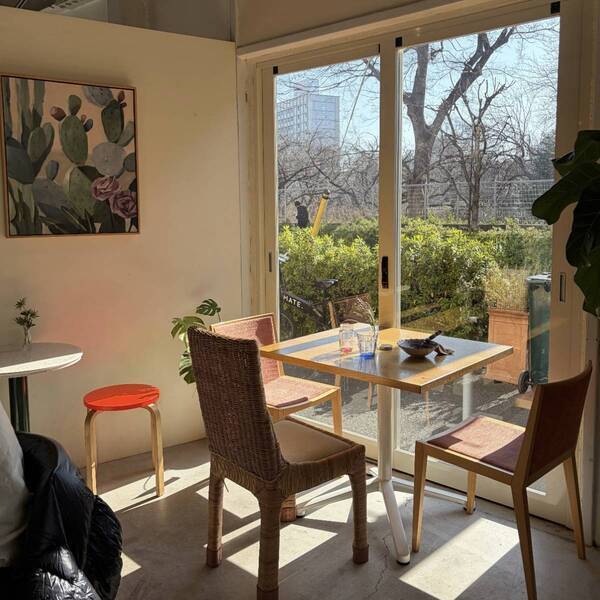 オーガニック×子連れに嬉しいカフェ発見！「COSMOS JUICE TOMIGAYA」のキッズスムージーが栄養満点！ | HugMug