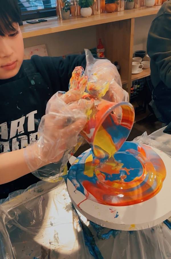 今話題！【たらし込みアート】って知ってる？手ぶらで気軽にできちゃう体験レポ | HugMug