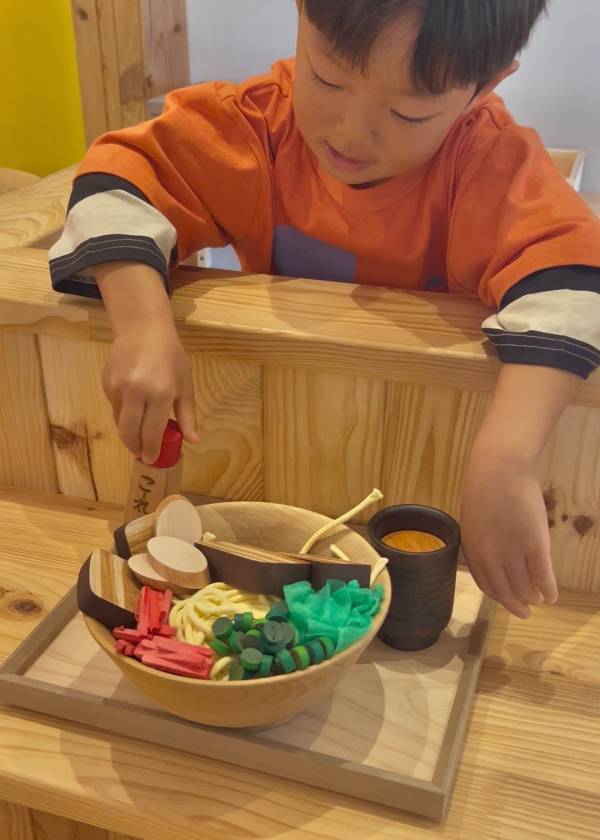 沖縄【やんばる森のおもちゃ美術館】レポ！ 武智志穂の沖縄でのんびり双子育児 Vol.67 | HugMug