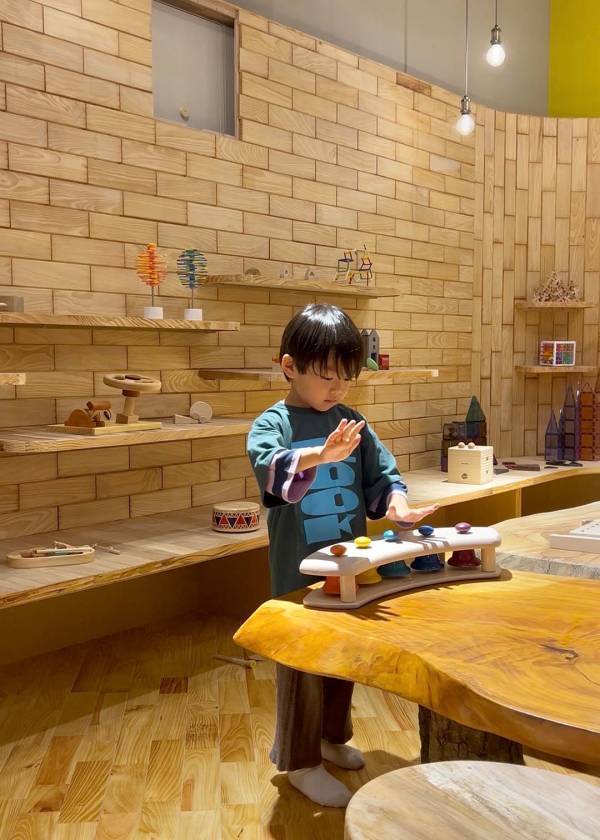 沖縄【やんばる森のおもちゃ美術館】レポ！ 武智志穂の沖縄でのんびり双子育児 Vol.67 | HugMug